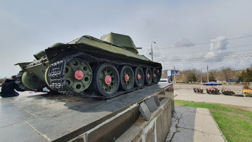 На нём писали «На Путина!»: в Волгограде разрушается памятник-танк Т-34