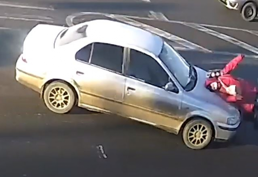 На видео попало ДТП, где водитель на иранском автомобиле протаранил волгоградку