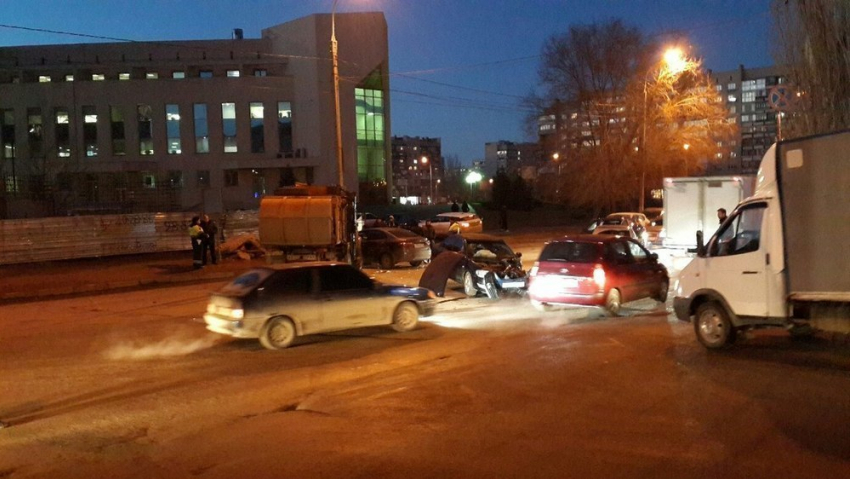 В Волгограде мусоровоз протаранил две иномарки: на месте ДТП реанимация