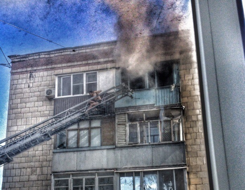 Пожарные спасли волгоградца, повисшего на балконе горящей квартиры 