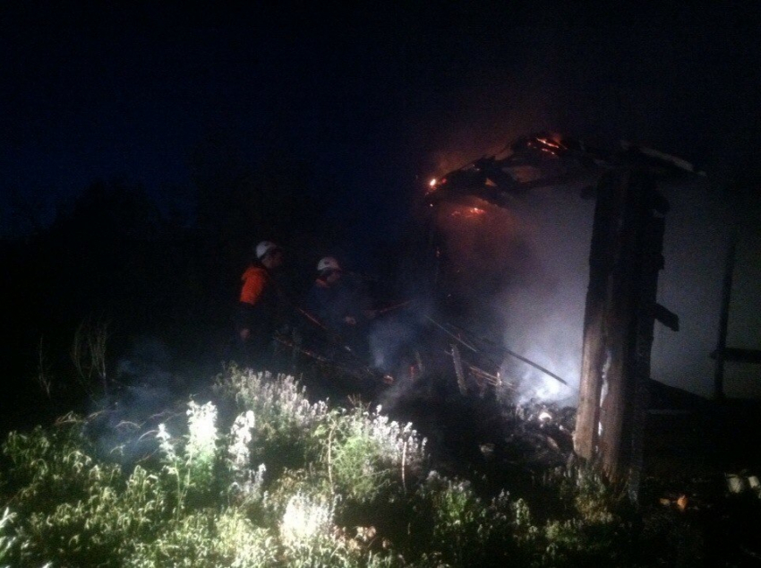 В Волгоградской области массово поджигают хозпостройки