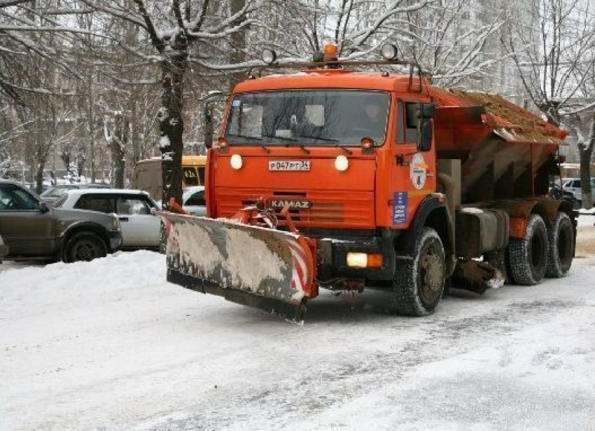 Мэрия ждет ухудшения погоды для выпуска сотни снегоуборочных машин на улицы Волгограда