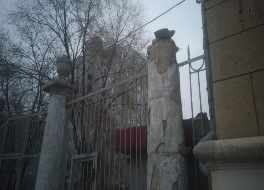 «Отваливаются кирпичи и штукатурка»: на разваливающееся здание в центре Волгоград снова обратили внимание