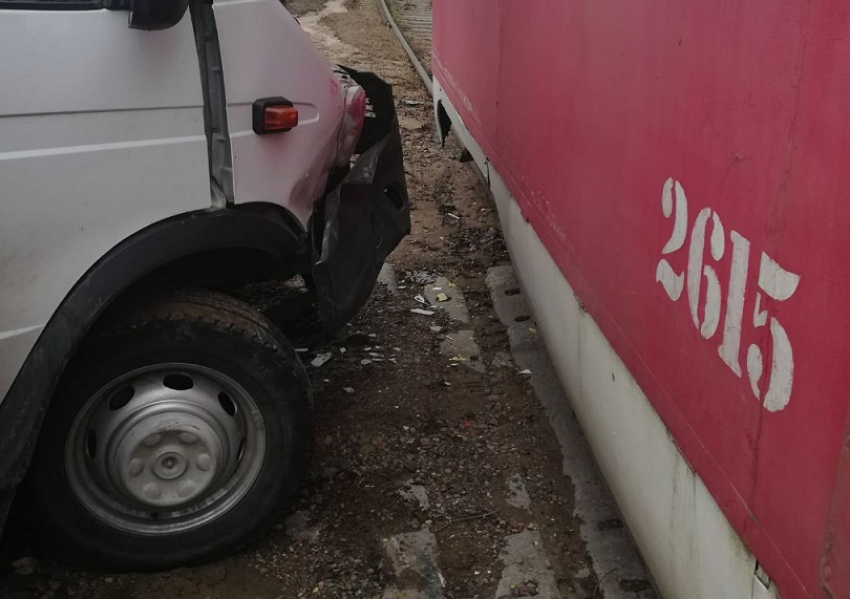 Неосторожный грузовик въехал в трамвай в Волгограде