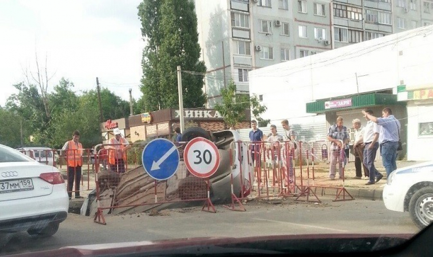 В Волгограде «Лада» провалилась в метровую яму на дороге