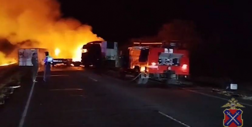 Горело все вокруг: водитель погиб в столкновении двух фур под Волгоградом