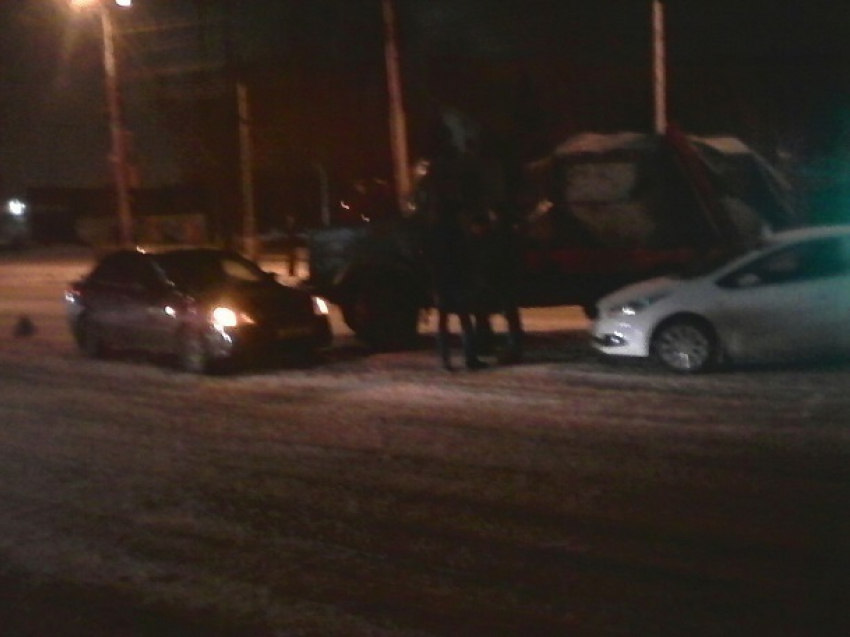 Три иномарки столкнулись на заснеженной дороге в Волгограде