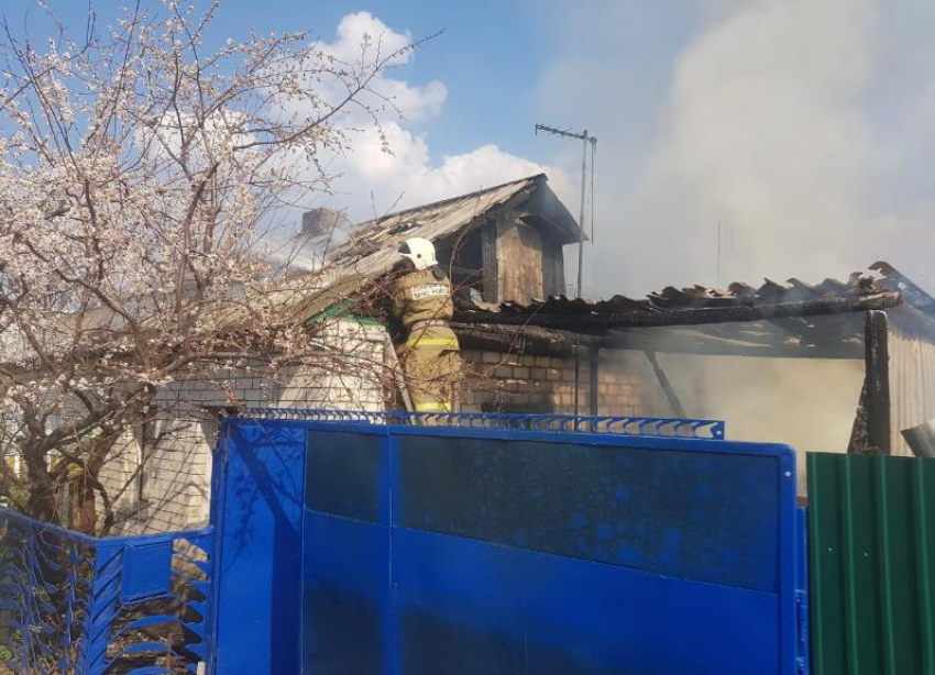 Пенсионера чудом спасли из охваченного огнем дома в Волгоградской области