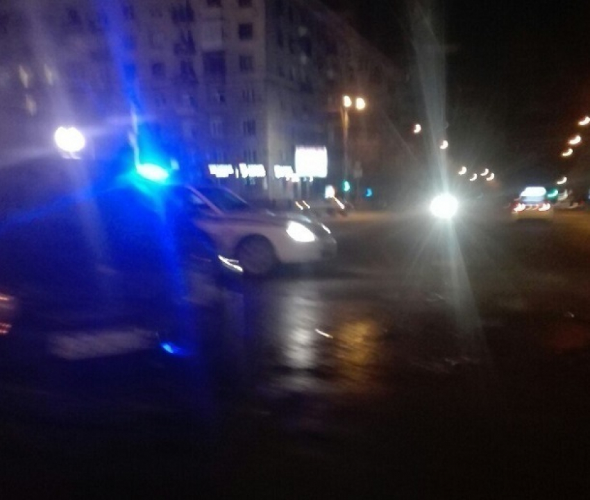 Сильное ДТП произошло поздно вечером в центре Волгограда