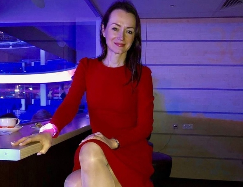 Олимпийская чемпионка из Волгограда продемонстрировала свои роскошные ноги и короткое красное платье