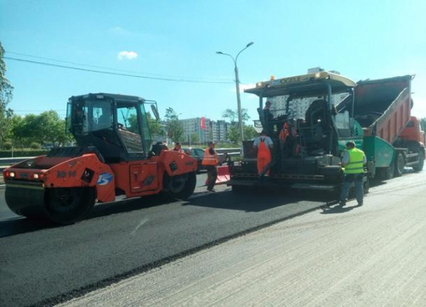 В Волгограде на Третьей Продольной заканчивают укладывать асфальт