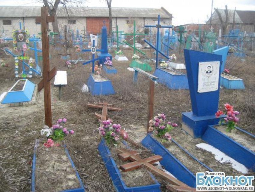 Вандалы снова разгромили старое кладбище в Урюпинске