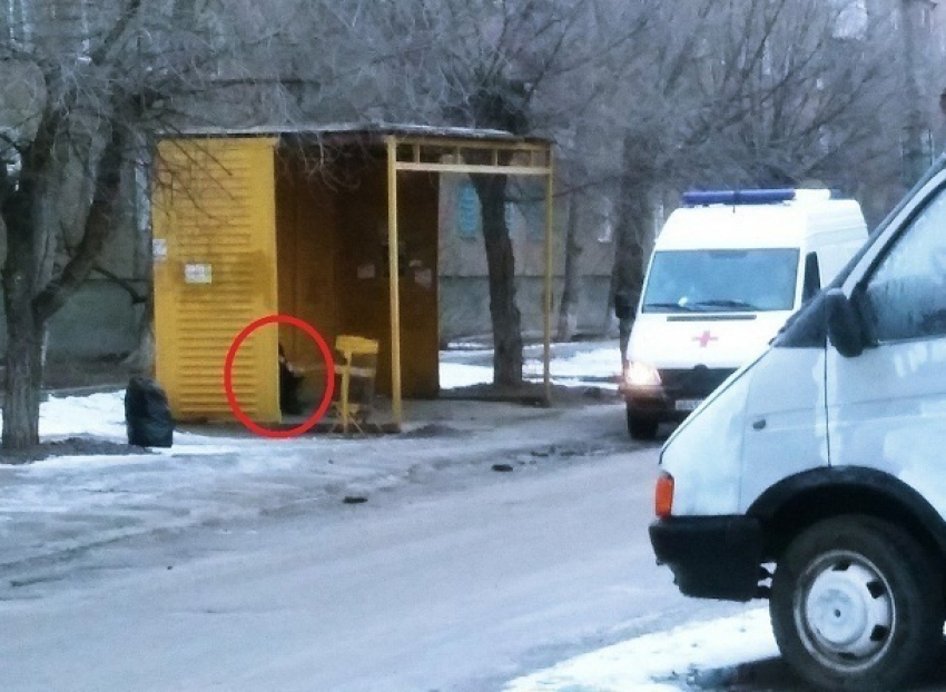На людной остановке в городе-спутнике Волгограда погибла женщина