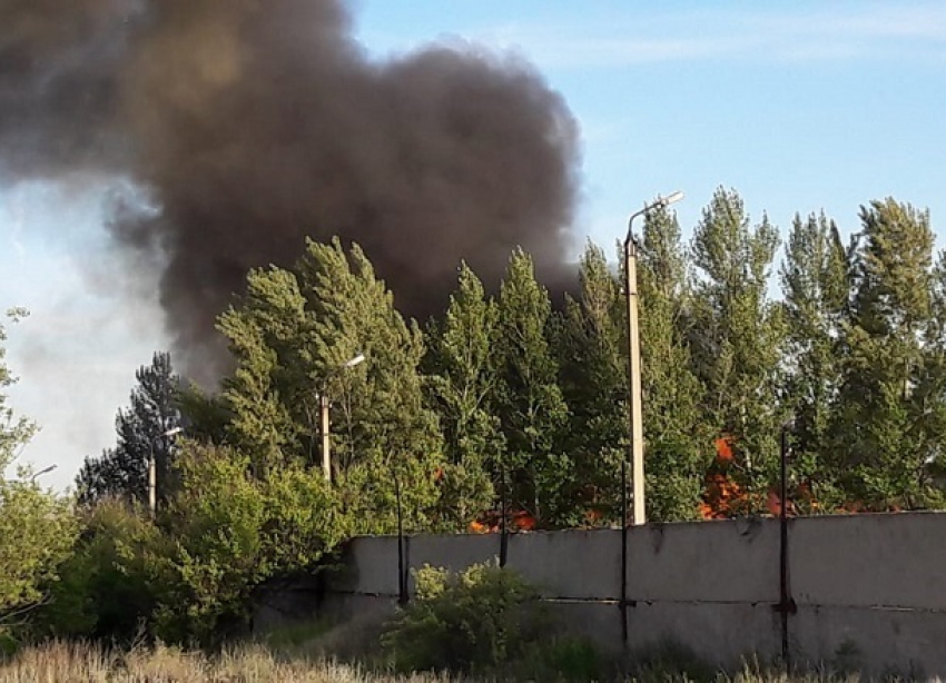 Облако черного дыма охватило бывшую военную часть под Волгоградом
