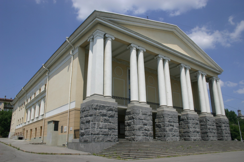 Сотрудников музыкального театра в Волгограде отстранят от работы без прививки от COVID-19