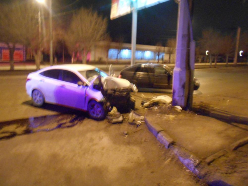 В Волгограде автоледи снесла фонарь около АЗС 