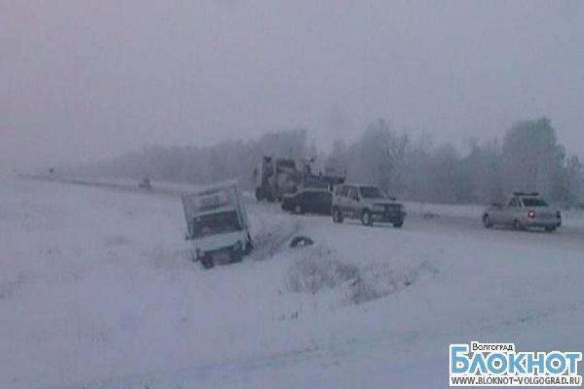 В туман на трассе Москва-Волгоград столкнулось 4 машины