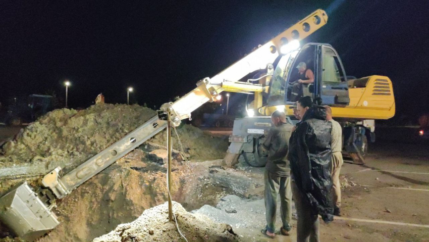 Чиновников заставили ночью наблюдать за ремонтом канализации в обезвоженном городе под Волгоградом