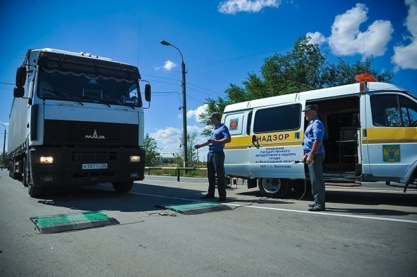 Фуры не смогут ездить по дорогам Волгоградской области больше месяца