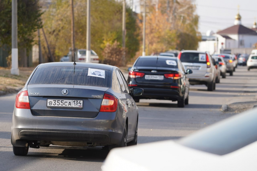 В Волгограде устроили автопробег в память убитого из-за конфликта в чате Романа Гребенюка 