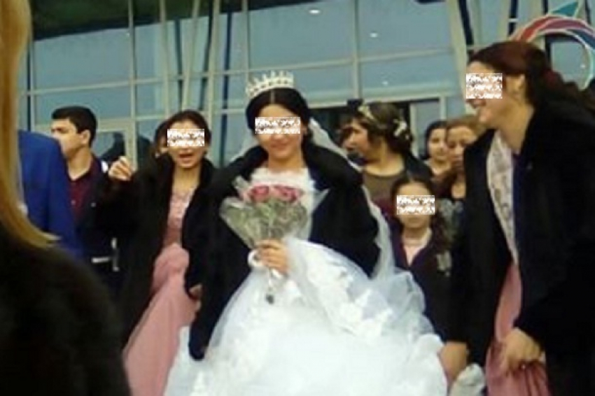 Волгоградцев шокировала цыганская свадьба в торговом центре
