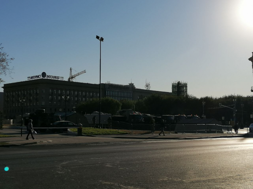 В центре Волгограда замечено большое скопление военной техники