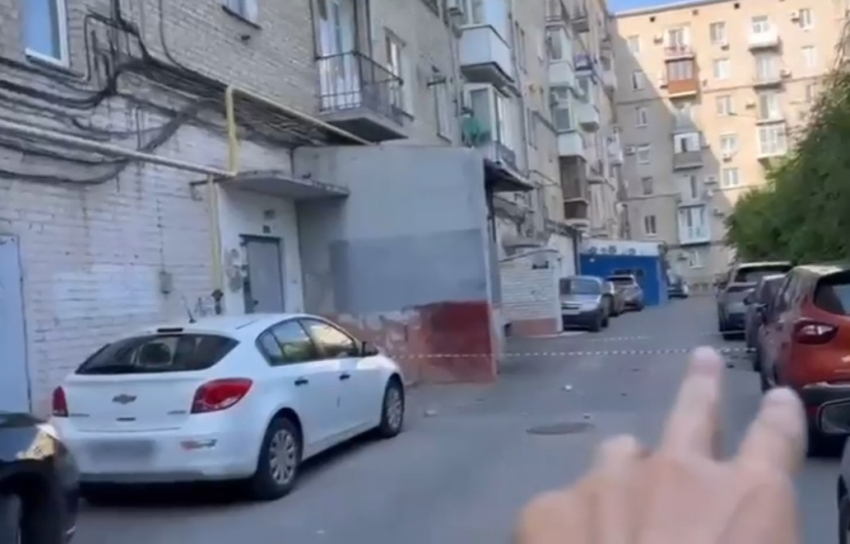 Иномарку волгоградки изуродовал обвалившийся балкон в центре: видео