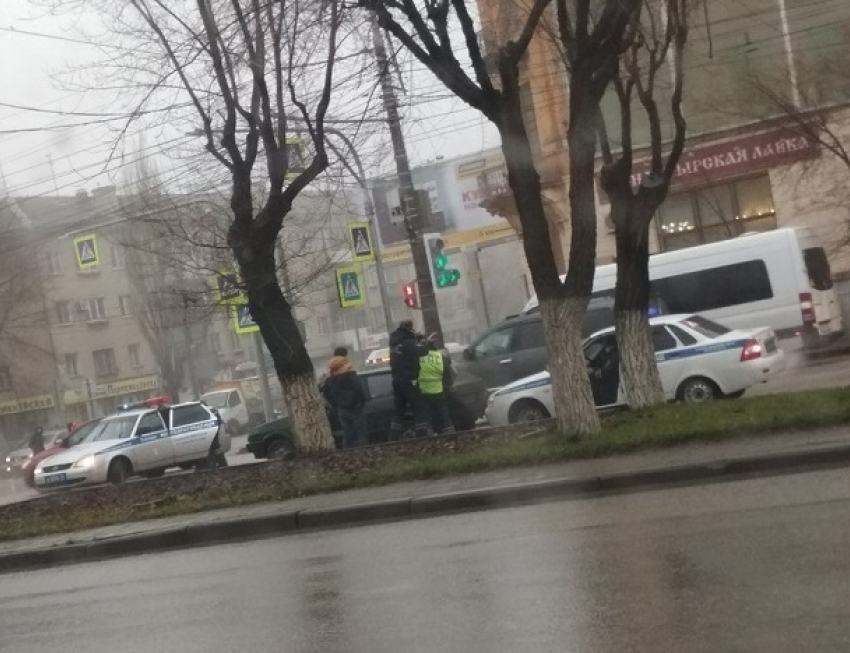 Полицейские устроили по центру Волгограда погоню за несовершеннолетним водителем ВАЗа