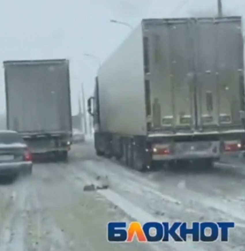 Снежный коллапс на Второй Продольной с фурами сняли на видео в Волгограде