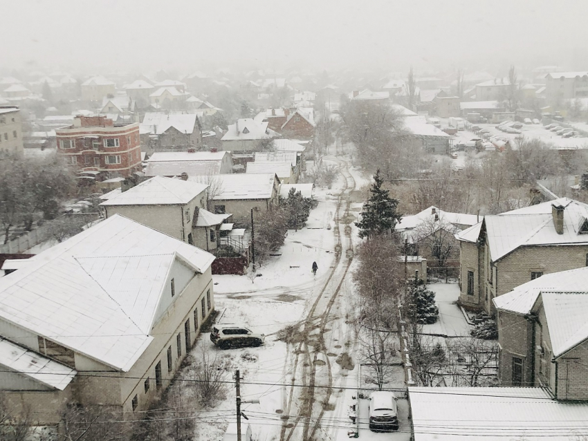 Волгоград накрыло снегом