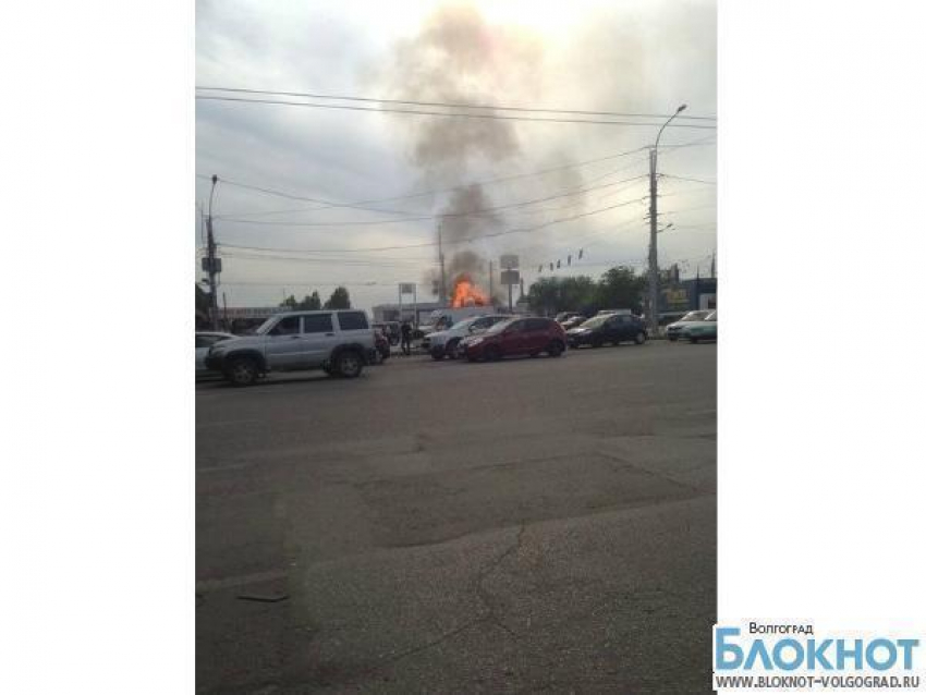 На улице Исторической в Волгограде горит автофургон