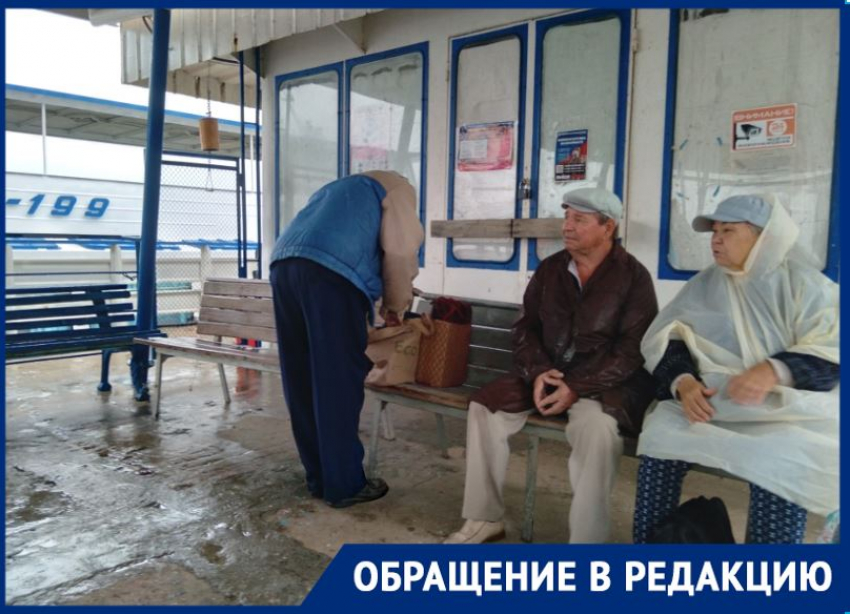 Детей и стариков оставили мокнуть под ливнем на пристани в Волгограде: «После вас мыть надо»