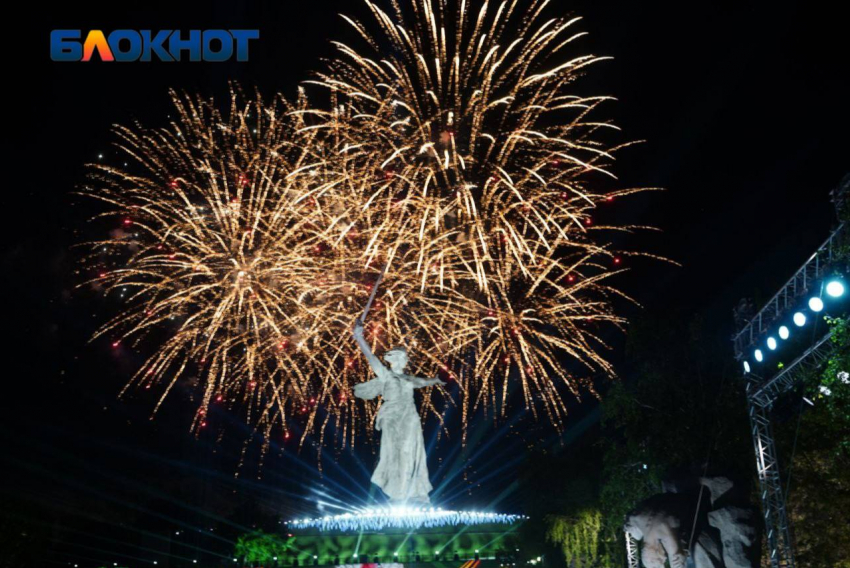 Грандиозный фейерверк под симфонический оркестр прогремел на Мамаевом кургане: видео 