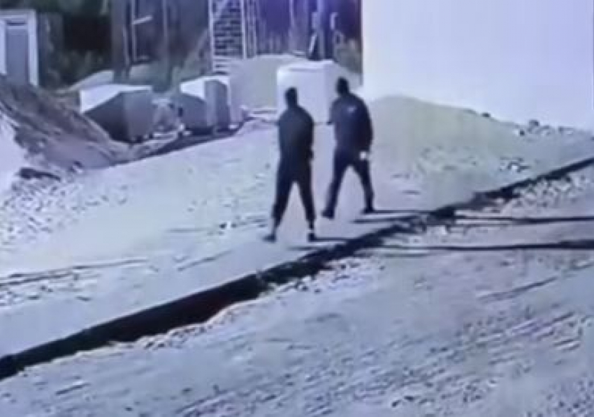 Двое в масках разбили окна и пробрались на базу в Волгограде — видео 