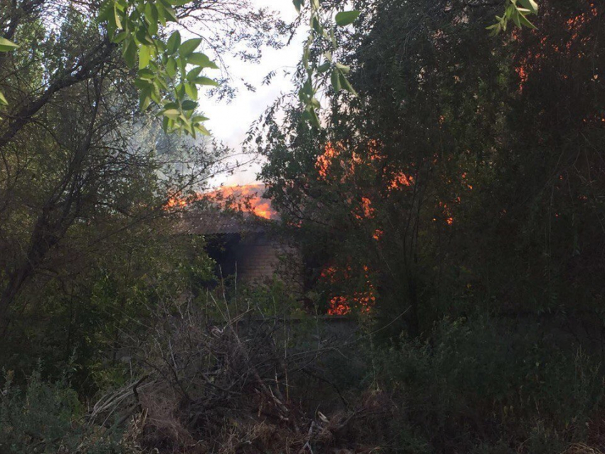 В Кировском районе тушат пожар в бывшем детском садике
