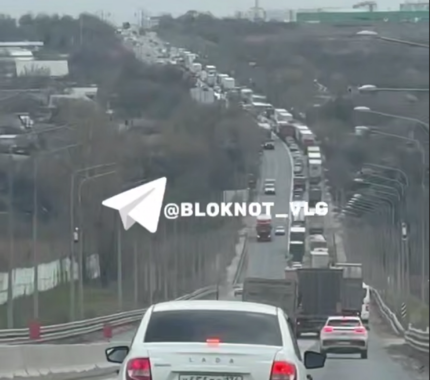 Впечатляющая пробка у кладбища Волгограда попала на видео