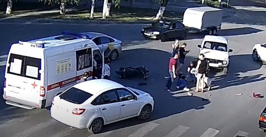 На видео попало столкновение 17-летнего подростка на мопеде с «Нивой»