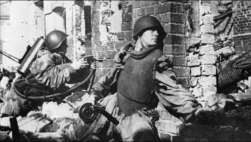 5 октября 1942 года – боец Красной Армии Николай Аверьянов под Сталинградом грудью закрывает вражеский дзот