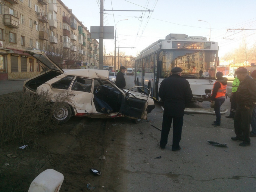 На севере Волгограда лихач на ВАЗ-2108 протаранил троллейбус 