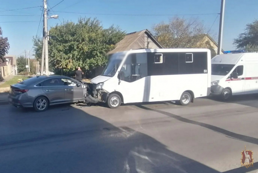 Восемь пассажиров маршрутки пострадали в Волгограде
