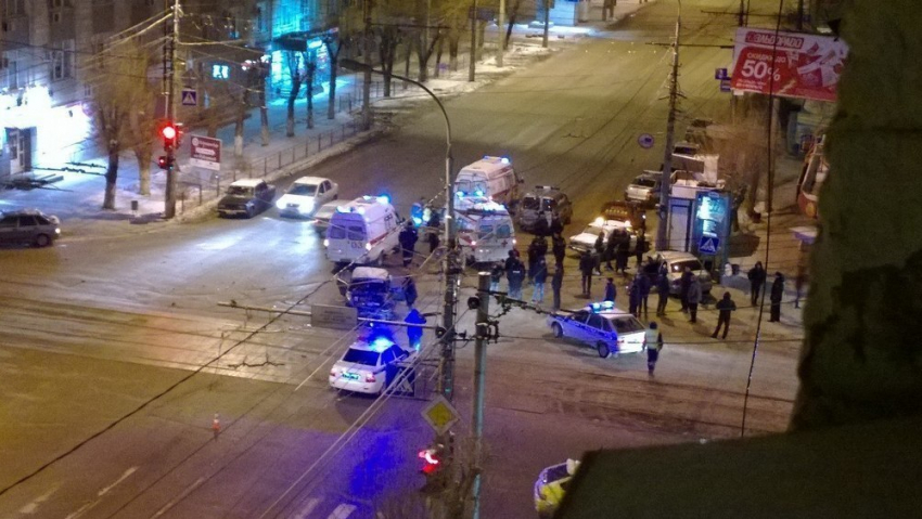 В Волгограде в ночном ДТП Hyundai и ВАЗ-2107 пострадали два человека