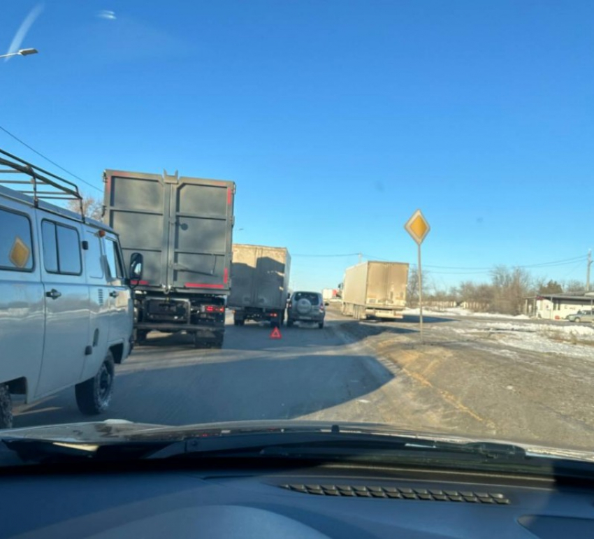 Утренние ДТП устроили 7-балльные пробки на дорогах Волгограда