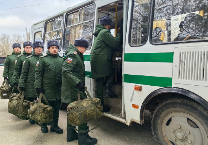 Сотню волгоградских призывников отправили на военную службу