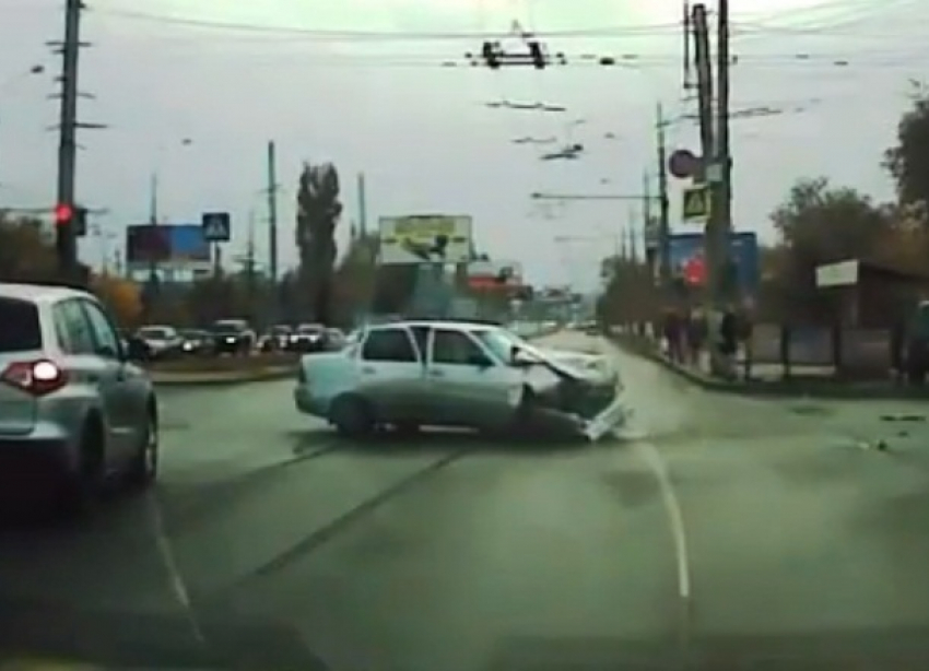 Авария с автоледи-дальтоником попала на видео в Волгограде