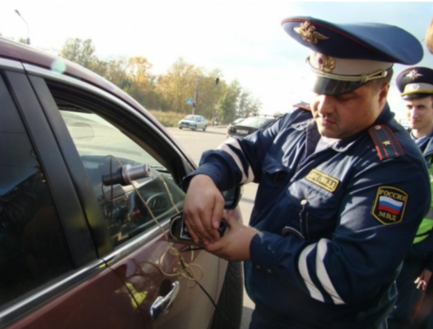 В Волгограде полицейские просят водителей «растонировать» авто