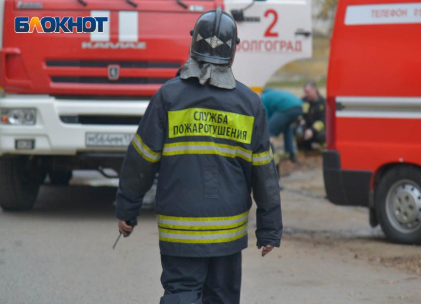 КамАЗ с водителем загорелся на трассе в Волгоградской области