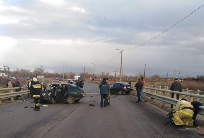 Под Волгоградом двое погибли в лобовом ДТП на мосту 