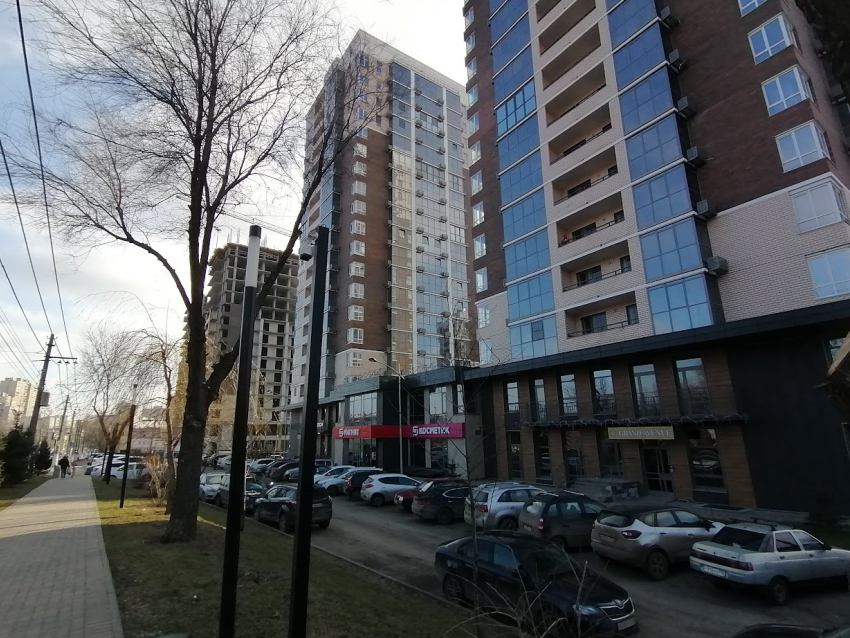 Кирпичи посыпались с фасада престижного волгоградского ЖК