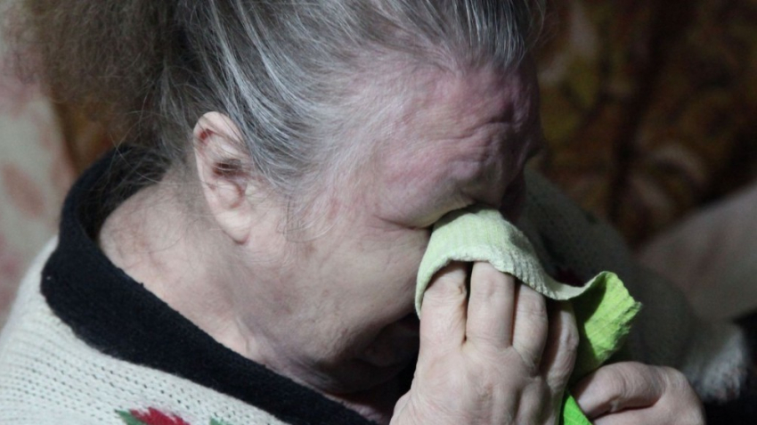 Житель Волжского чуть не сжег соседке глаза