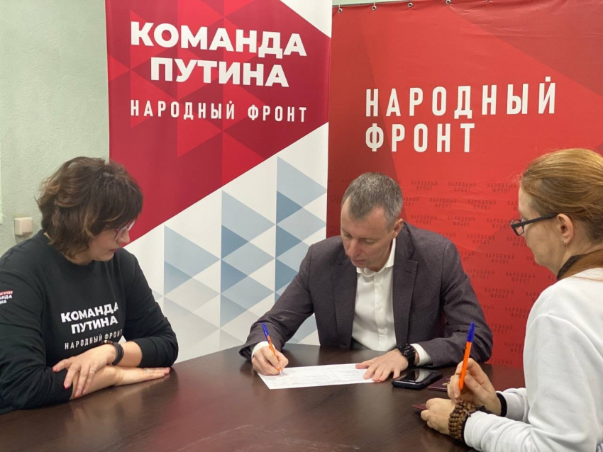 Депутат Госдумы Волоцков в Волгограде поставил подпись в поддержку выдвижения Путина